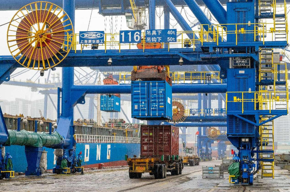 Photo shows a bustling container terminal at Haikou Port, south China's Hainan province. (Photo by Shi Zhonghua/People's Daily Online)