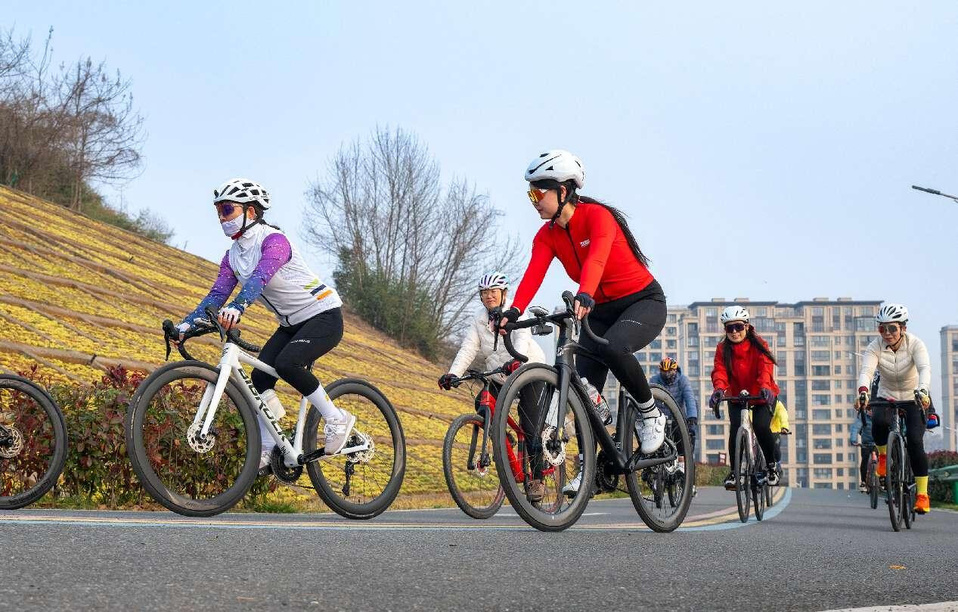 Riding enthusiasts ride bicycles in a park in Eshan township, Wuhu, east China's Anhui province. (Photo by Xiao Benxiang/People's Daily Online)
