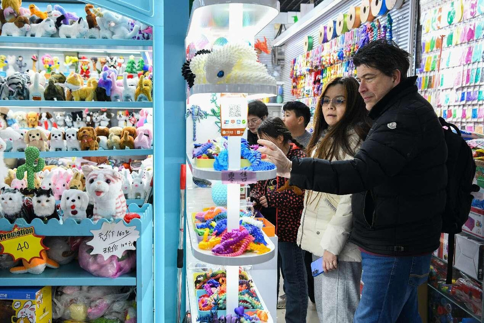 Foreign merchants learn about 3D-printed toys at Yiwu International Trade Market in Yiwu, east China's Zhejiang province. (Photo by Shi Kuanbing/People's Daily Online)