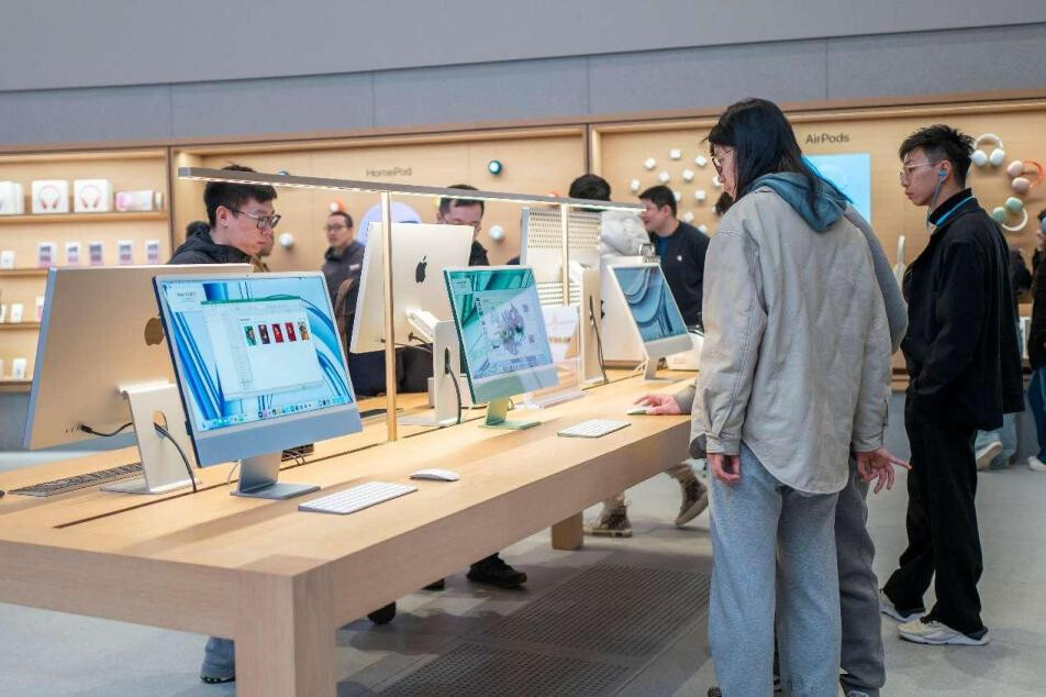 Consumers experience Apple products at an Apple store in Jing'an, east China's Shanghai. (Photo by Wang Chu/People's Daily Online)