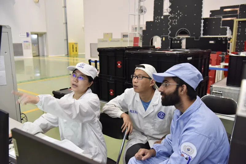 Chinese and Pakistani scientists engage in discussions on the development of Pakistan's multi-mission communication satellite. (Photo by Xu Zhengqin)