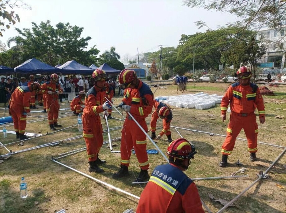 A Chinese rescue team hands over emergency tents to Myanmar's Ministry of Foreign Affairs in the capital city of Naypyidaw, April 1, 2025. The team also assisted with the setup of the tents to support ongoing relief efforts. (Photo by Xie Jiajun/People's Daily)