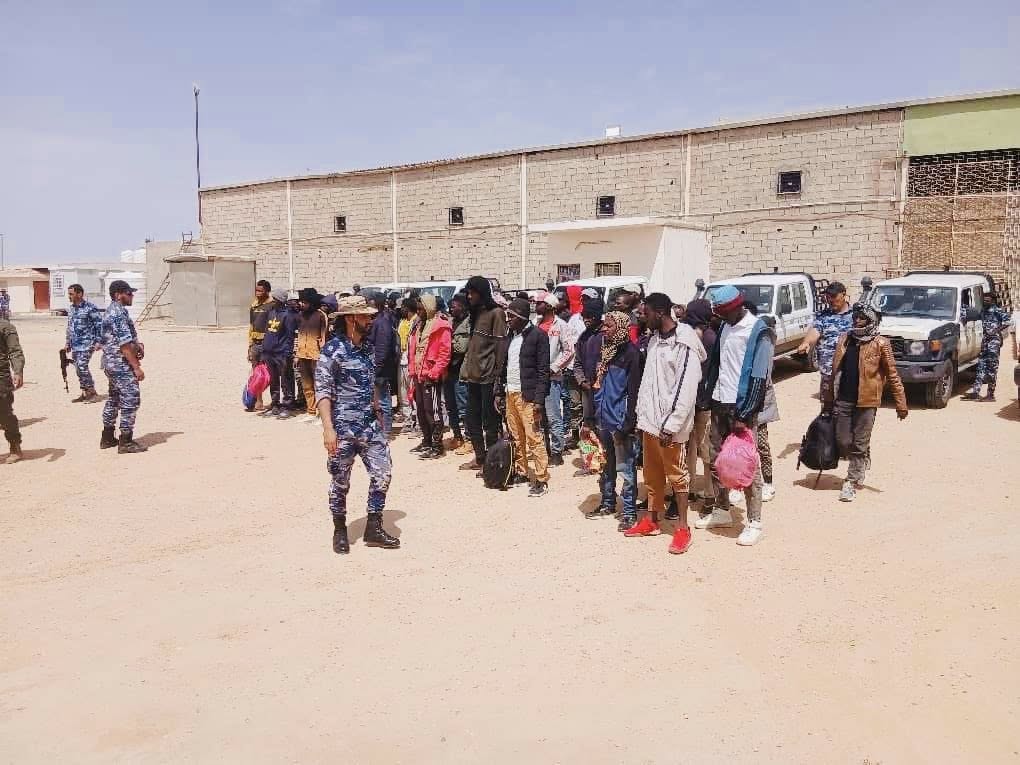 Libye : Arrestation de migrants subsahariens (Tchadiens, Maliens et Nigeriens) lors d'une patrouille dans le désert Libye : Arrestation de migrants subsahariens (Tchadiens, Maliens et Nigeriens) lors d'une patrouille dans le désert