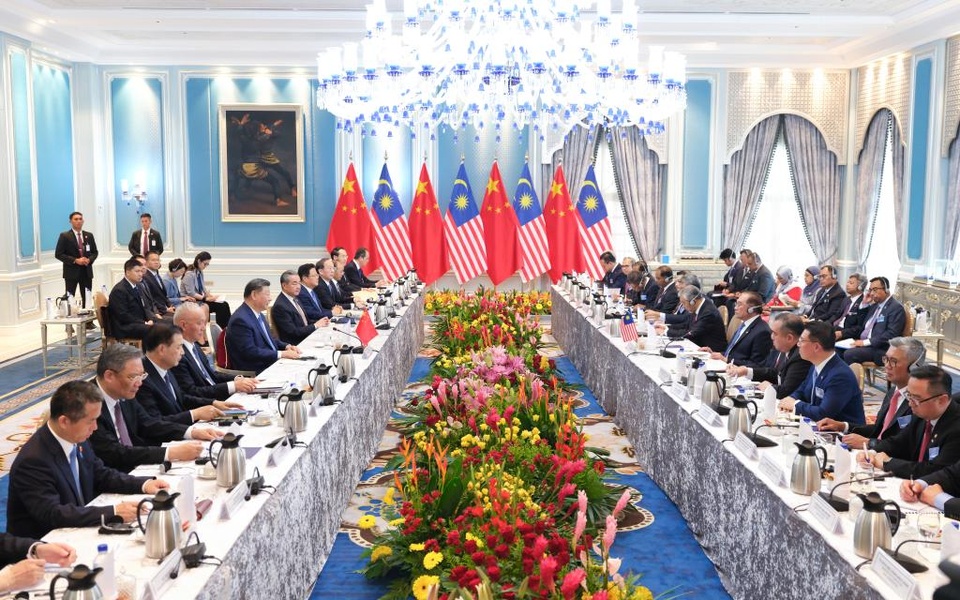 Chinese President Xi Jinping holds talks with Malaysian Prime Minister Anwar Ibrahim at the prime minister's official residence in Putrajaya, Malaysia, April 16, 2025. (Xinhua/Ding Lin)