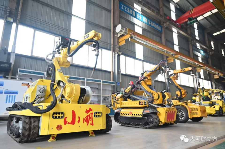 Photo shows welding robots developed by Henan Winner Vibrating Equipment Co., Ltd. (Photo from WeChat official account of DaHe Fortune Cube run by Henan Daily)