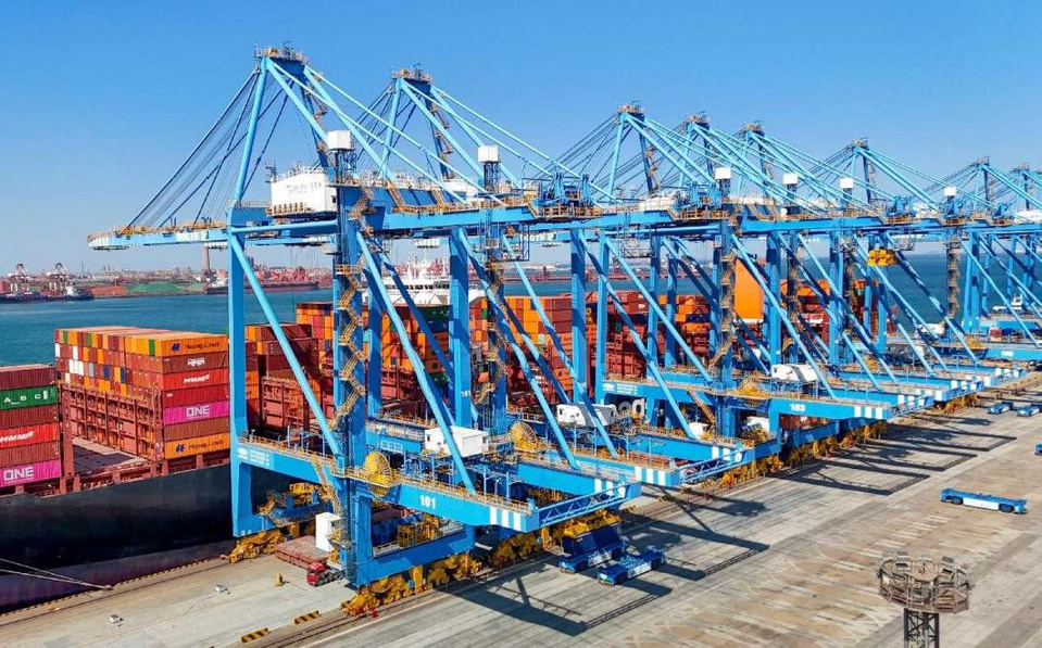 Containers are loaded onto and unloaded from ships at a full-automated terminal of Qingdao Port, east China's Shandong province. (Photo by Zhang Jingang/People's Daily Online) Containers are loaded onto and unloaded from ships at a full-automated terminal of Qingdao Port, east China's Shandong province. (Photo by Zhang Jingang/People's Daily Online)