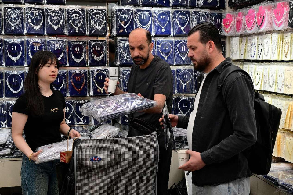 Merchants from Jordan purchase accessories at the Yiwu International Trade Market in Yiwu, east China's Zhejiang province, April 15, 2025. (Photo by Shi Bufa/People's Daily Online)
