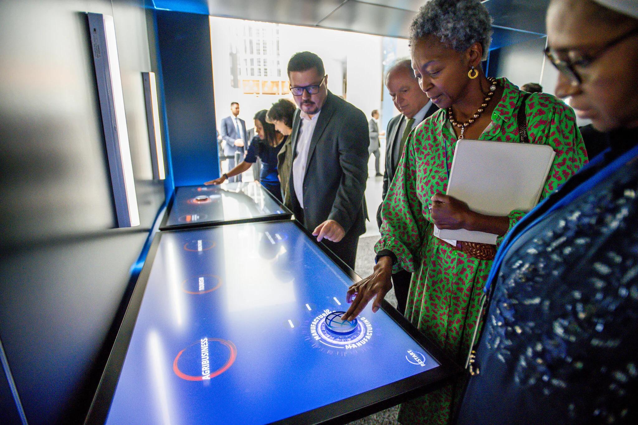 L'exposition « Résultats de développement » intitulée « Voies vers des emplois plus nombreux et de meilleure qualité ». Photo : worldbank.org L'exposition « Résultats de développement » intitulée « Voies vers des emplois plus nombreux et de meilleure qualité ». Photo : worldbank.org