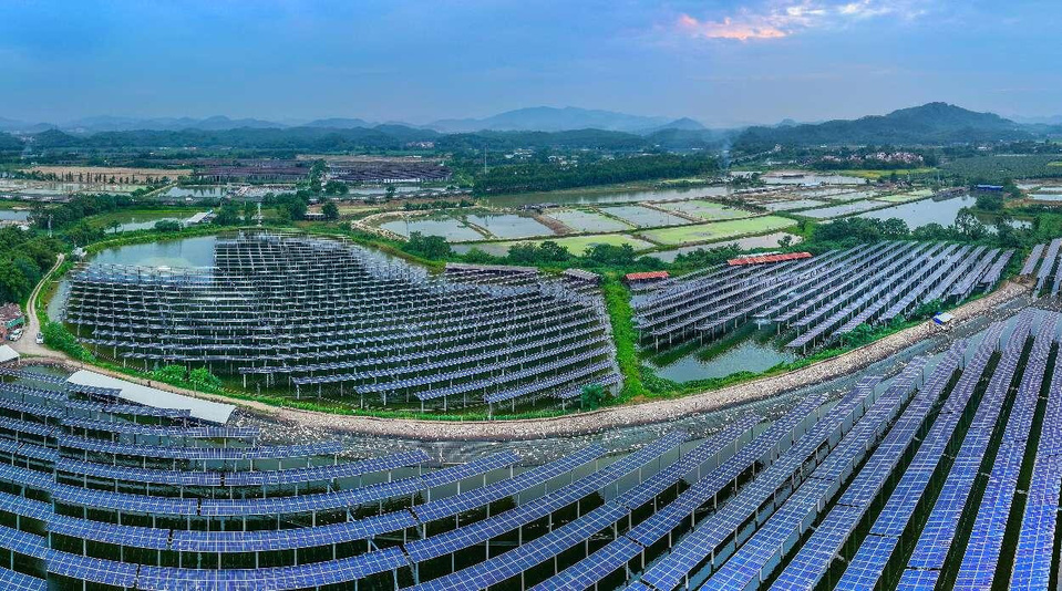 Photo shows a solar farm in Gaoyao district, Zhaoqing, south China's Guangdong province. (Photo by Wang Meiyan/People's Daily Online)