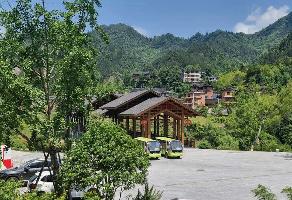 Chine : des journalistes internationaux explorent la grotte de Tenglong et le village Tujia de Pengjiazhaï Chine : des journalistes internationaux explorent la grotte de Tenglong et le village Tujia de Pengjiazhaï