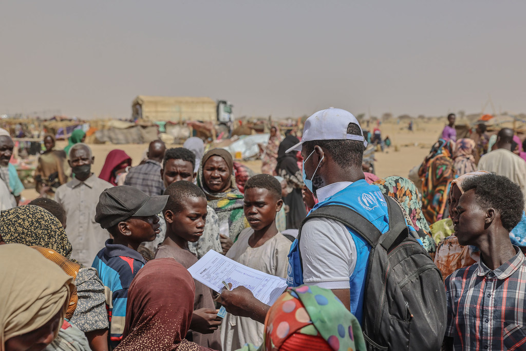 © UNHCR/Caitlin Kelly Un employé de l'ONU au Tchad s'entretient avec des réfugiés nouvellement arrivés du Soudan. Des milliers d'entre eux sont dans une situation désespérée. © UNHCR/Caitlin Kelly Un employé de l'ONU au Tchad s'entretient avec des réfugiés nouvellement arrivés du Soudan. Des milliers d'entre eux sont dans une situation désespérée.