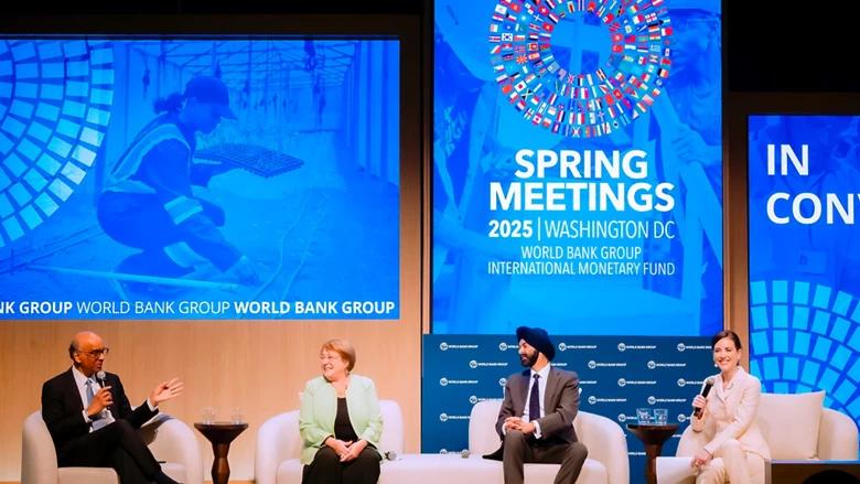 Ajay Banga, président de la Banque mondiale, Kristalina Georgieva, directrice générale du Fonds monétaire international (FMI), et d'autres délégués aux réunions de printemps 2025 qui viennent de s'achever. Photo : worldbank.org Ajay Banga, président de la Banque mondiale, Kristalina Georgieva, directrice générale du Fonds monétaire international (FMI), et d'autres délégués aux réunions de printemps 2025 qui viennent de s'achever. Photo : worldbank.org