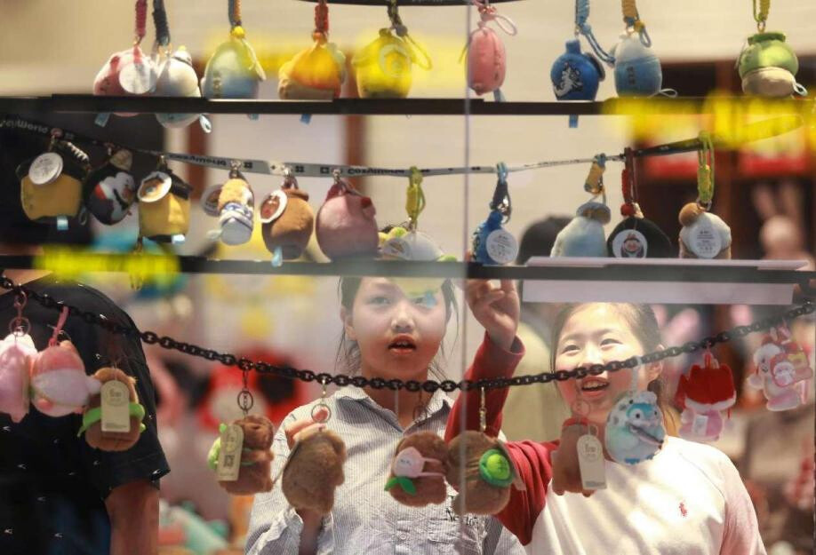 Children buy stuffed toys at an event promoting the domestic sales of export-oriented products in Yangzhou, east China's Jiangsu province, April 26, 2025. (Photo by Meng Delong/People's Daily Online)