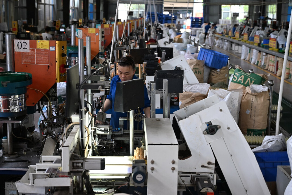 Photo shows an automated production line of Hunan Dongyi Electric Co., Ltd. in Shaodong, central China's Hunan province. (Photo by Li Fangsen)