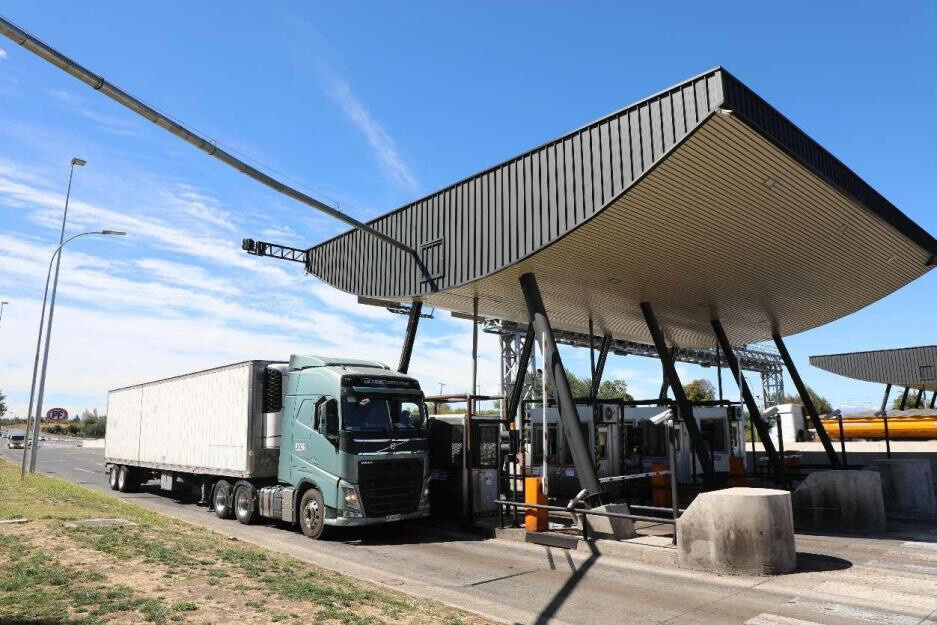 A truck passes a toll gate in Talca along the Talca-Chillán section of Chile's highway Route 5. (Photo by Luiz Branco)