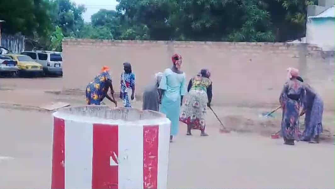 Tchad : à Sarh, ces femmes qui redonnent éclat et fierté à la ville dès l’aube Tchad : à Sarh, ces femmes qui redonnent éclat et fierté à la ville dès l’aube