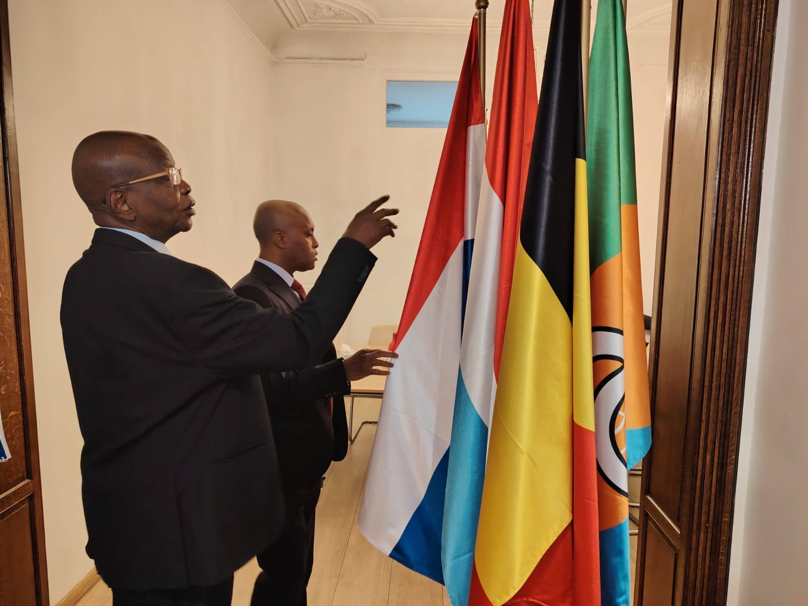 Tchad : Le Ministre d'État en charge des Affaires étrangères visite la chancellerie et la résidence de l'Ambassadeur à Bruxelles Tchad : Le Ministre d'État en charge des Affaires étrangères visite la chancellerie et la résidence de l'Ambassadeur à Bruxelles