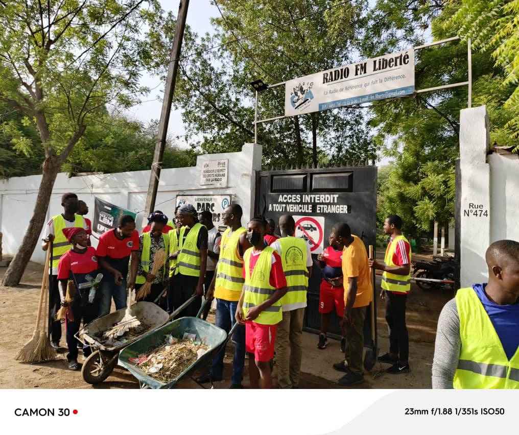 Green Team Tchad et l'Association des Jeunes Tchadiens Ressortissants de Yaoundé passent un coup de balai dans les locaux de la Radio FM Liberté Green Team Tchad et l'Association des Jeunes Tchadiens Ressortissants de Yaoundé passent un coup de balai dans les locaux de la Radio FM Liberté