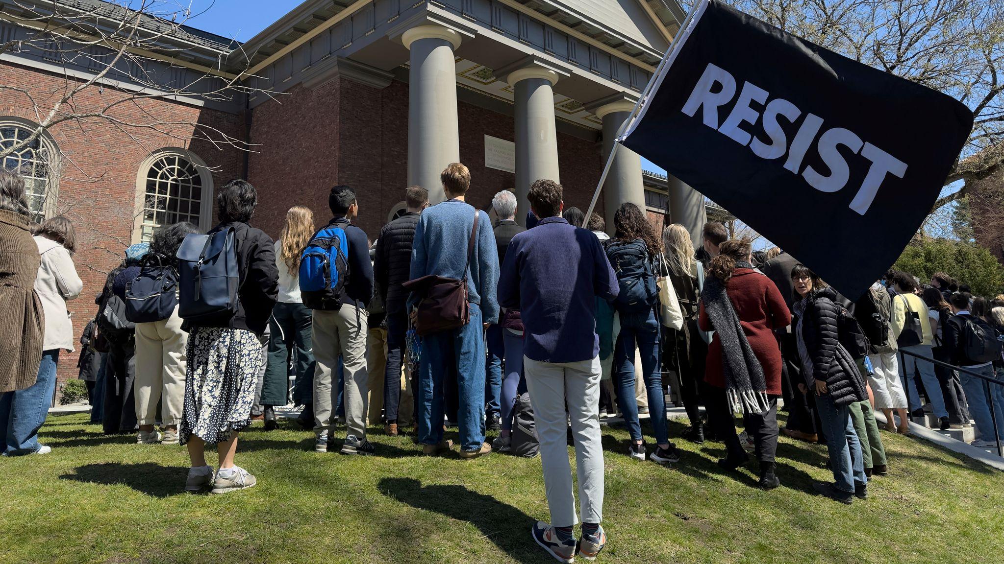 Des étudiants de Harvard lors d'un rassemblement en avril. Source : AP
