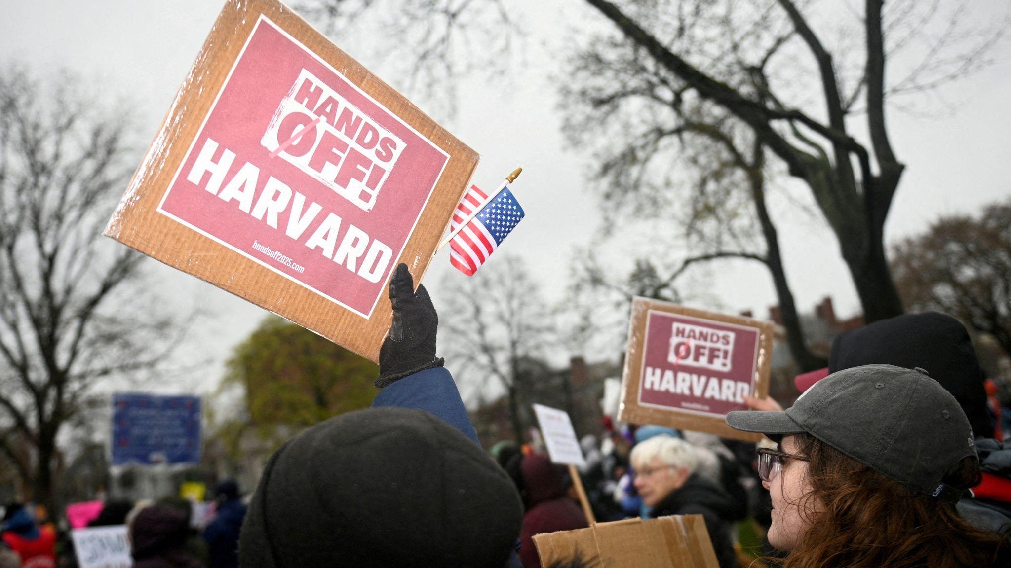 Les manifestants ont appelé Harvard à résister à l'ingérence du gouvernement fédéral. Photos : Reuters