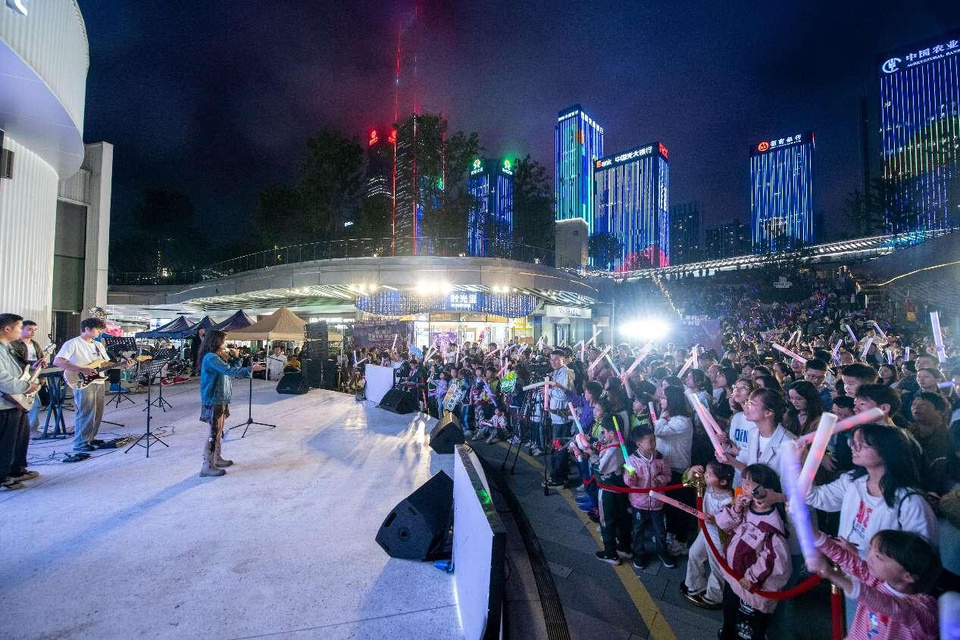 A roadside concert is held near Guanshan Lake in Guiyang, southwest China's Guizhou province, June 26, 2024. (Photo by Weng Qiyu/People's Daily Online)
