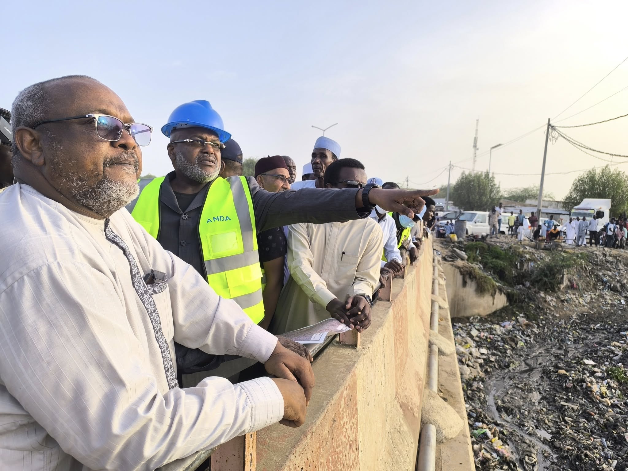 Tchad : Le Ministre de l'Aménagement du Territoire supervise le curage des caniveaux à N'Djamena Tchad : Le Ministre de l'Aménagement du Territoire supervise le curage des caniveaux à N'Djamena