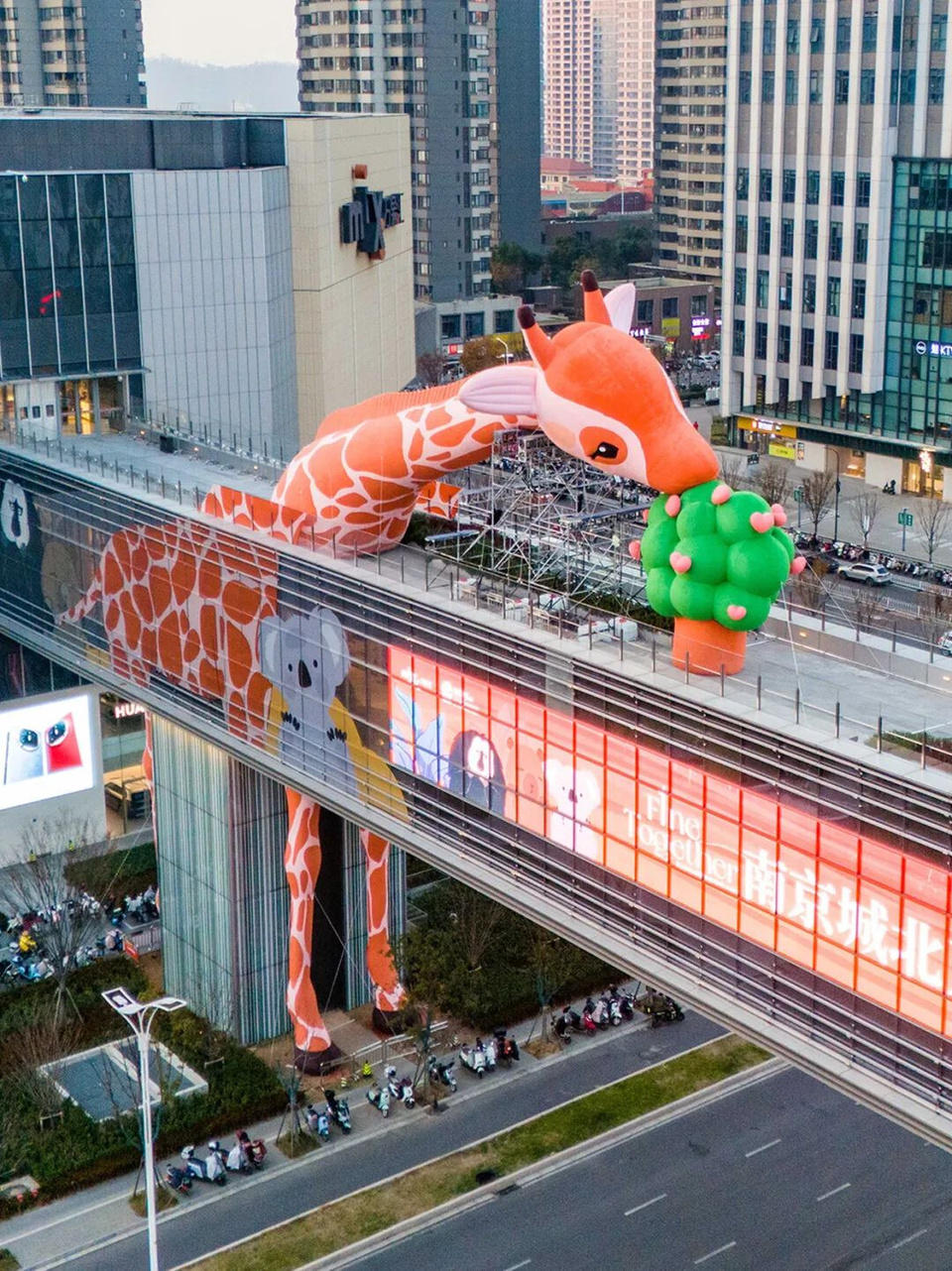 Photo shows an aerial "sky zoo" installation co-created by Hongshan Forest Zoo and a shopping mall in Nanjing, capital city of east China's Jiangsu province. (Photo from Nanjing Daily)