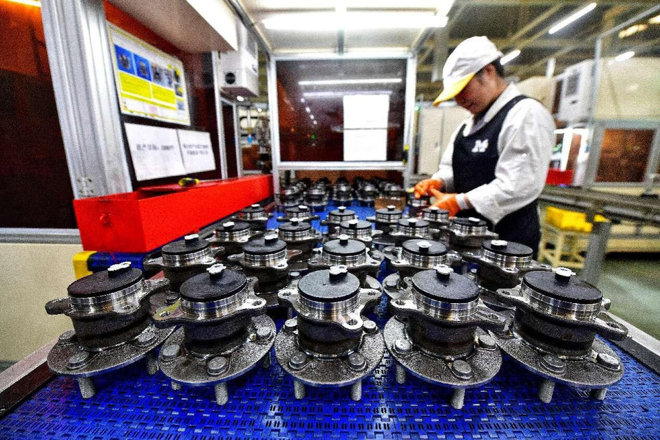 Bearings for new energy vehicles are manufactured at Luoyang LYC Automobile Bearing Technology Co., Ltd. in Luoyang, central China's Henan province. (Photo by Zhang Guanghui/People's Daily Online)