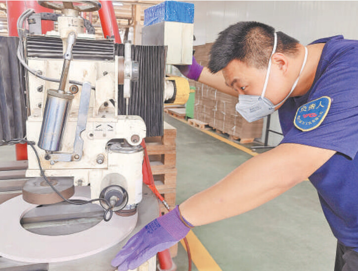 A worker tests the hardness of a grinding wheel. (Photo provided by Qingdao YG-1 Tools Co., Ltd.)