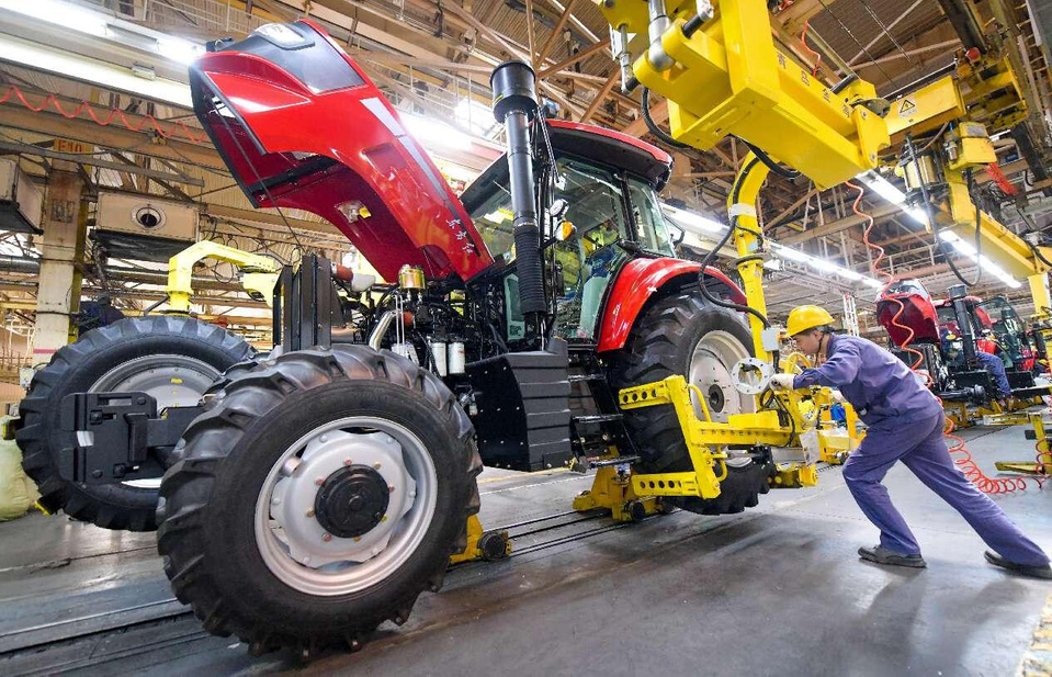 Tractors are assembled in a workshop of YTO Group Corporation, an agricultural machinery supplier based in Luoyang, central China's Henan province. (Photo by Zhang Yixi/People's Daily Online)