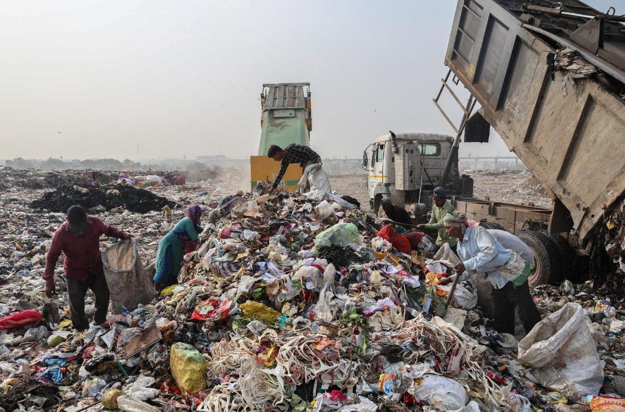 Des ramasseurs de déchets recherchent des objets réutilisables dans les déchets jetés dans une décharge de New Delhi, en Inde. Photo : ANSA Des ramasseurs de déchets recherchent des objets réutilisables dans les déchets jetés dans une décharge de New Delhi, en Inde. Photo : ANSA