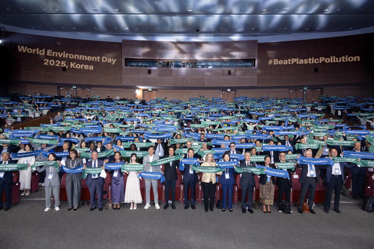Les participants à la cérémonie commémorative de la Journée mondiale de l'environnement 2025  au Centre de congrès international de Jeju à Seogwipo, sur l'île de Jeju, jeudi. Photo : koreaherald.com Les participants à la cérémonie commémorative de la Journée mondiale de l'environnement 2025  au Centre de congrès international de Jeju à Seogwipo, sur l'île de Jeju, jeudi. Photo : koreaherald.com
