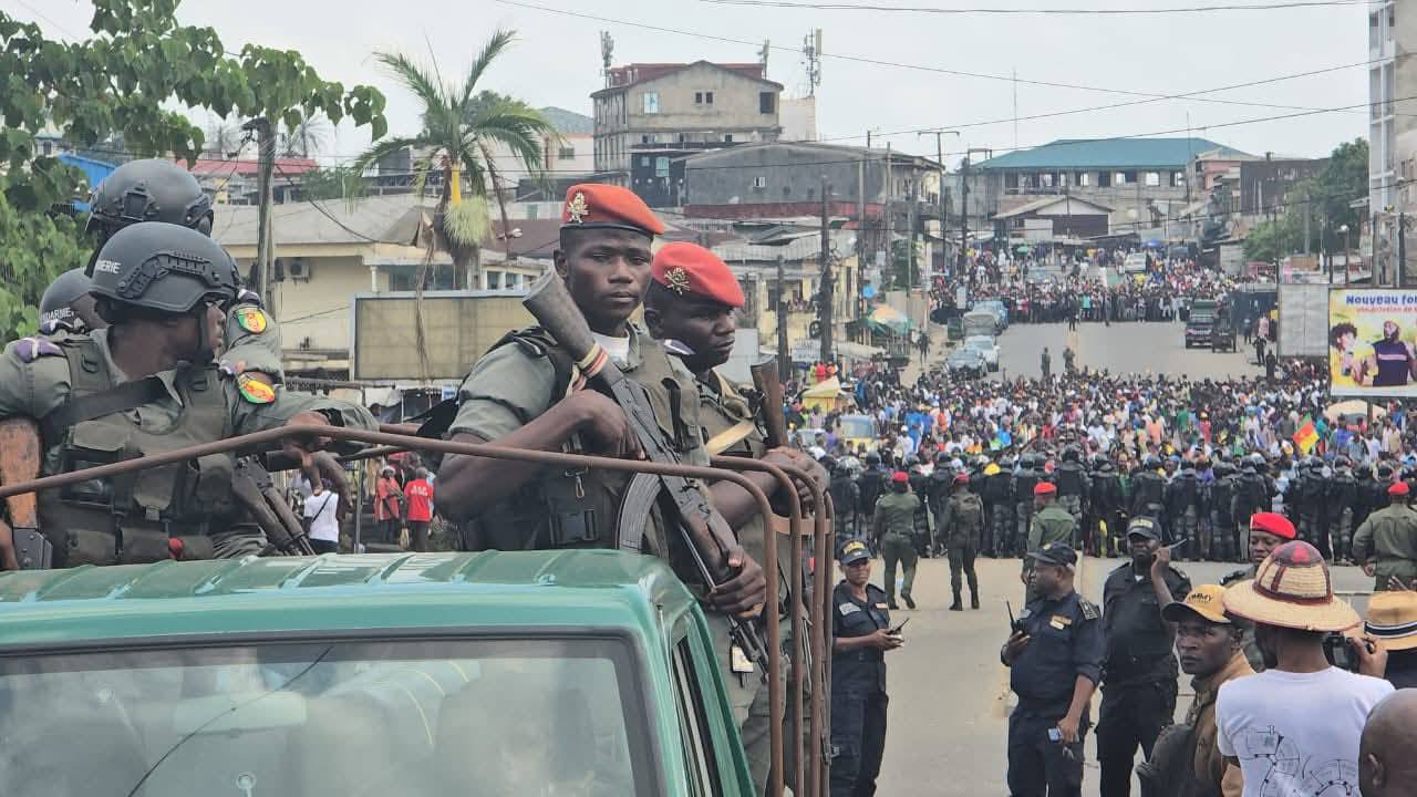Cameroun : Maurice Kamto quitte sa résidence de Douala sous escorte, la tension persiste Cameroun : Maurice Kamto quitte sa résidence de Douala sous escorte, la tension persiste