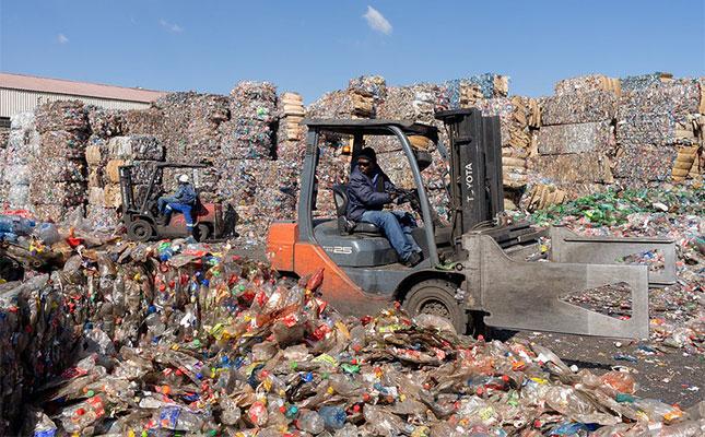 Des ouvriers trient des balles de bouteilles en PET que PETCO contribue à approvisionner en bouteilles pour le recyclage d'Extrupet à Johannesburg, en Afrique du Sud. Photo : Flickr | PNUE Des ouvriers trient des balles de bouteilles en PET que PETCO contribue à approvisionner en bouteilles pour le recyclage d'Extrupet à Johannesburg, en Afrique du Sud. Photo : Flickr | PNUE