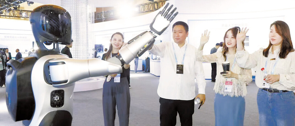 Participants interact with a humanoid robot at the China-SCO AI Cooperation Forum. (Photos from Tianjin Daily)