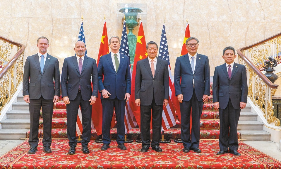 Delegations of China and the US pose for a group photo prior to the first meeting of the China-US economic and trade consultation mechanism in London, Britain, June 9, 2025. Photo: Xinhua