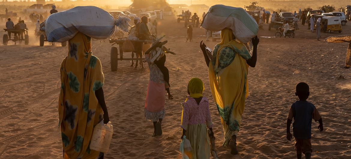 © UNHCR/Andrew McConnell Des réfugiés soudanais arrivent à la ville frontalière d'Adré, au Tchad.