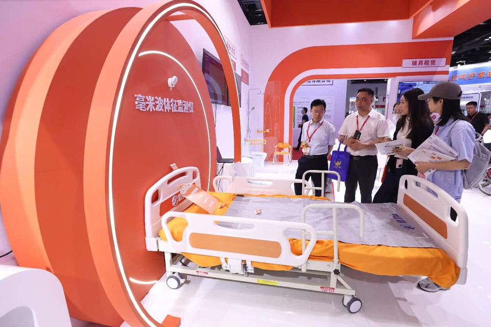 Visitors explore smart elderly care products at the 11th China International Elderly Care Service Industry Expo recently held in Beijing, attended by social organizations, brands and institutions from over 10 countries and regions including Australia and Canada. (Photo by Chen Xiaogen/People's Daily Online)