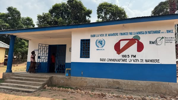 RCA : La radio communautaire « La Voix de la Mambéré » renaît à Carnot avec le soutien de la MINUSCA RCA : La radio communautaire « La Voix de la Mambéré » renaît à Carnot avec le soutien de la MINUSCA