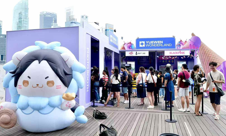An exhibition on Chinese online literature and related products is held in Singapore, attracting many local visitors. (Photo by Xiang Lai)