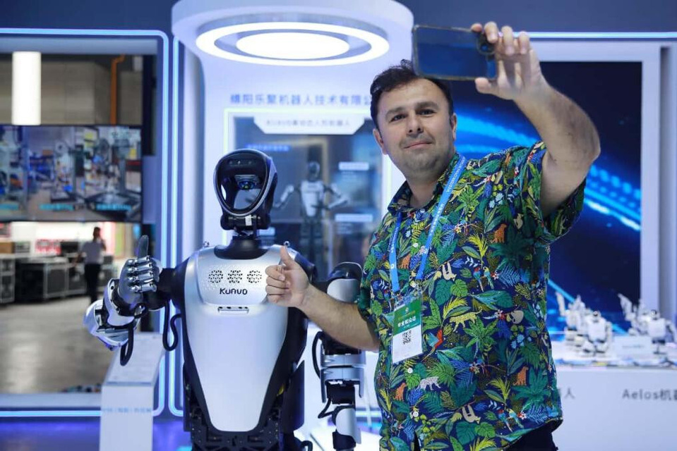 A foreigner poses for a selfie at the 20th Western China International Fair held in Chengdu, southwest China's Sichuan province. (Photo by Chen Dongdong/People's Daily Online)
