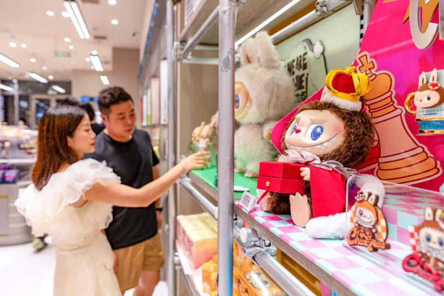 Consumers browse Labubu toys at a Pop Mart store in Wenzhou, east China's Zhejiang province. (Photo by Liu Jili/People's Daily Online)