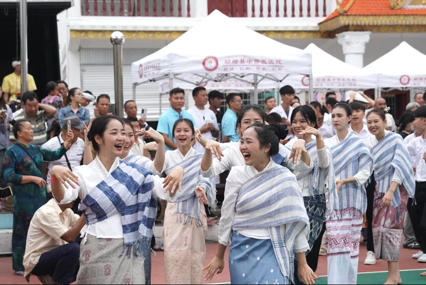 Lao students from Mengla Vocational High School attend a market gathering at the China-Laos border. (Photo by Wang Zi)