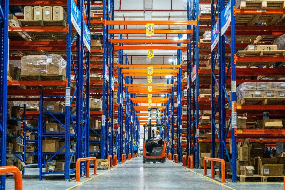 Imported commodities are handled in a bonded warehouse in Jinhua, east China's Zhejiang province. (Photo by Yang Meiqing/People's Daily Online)
