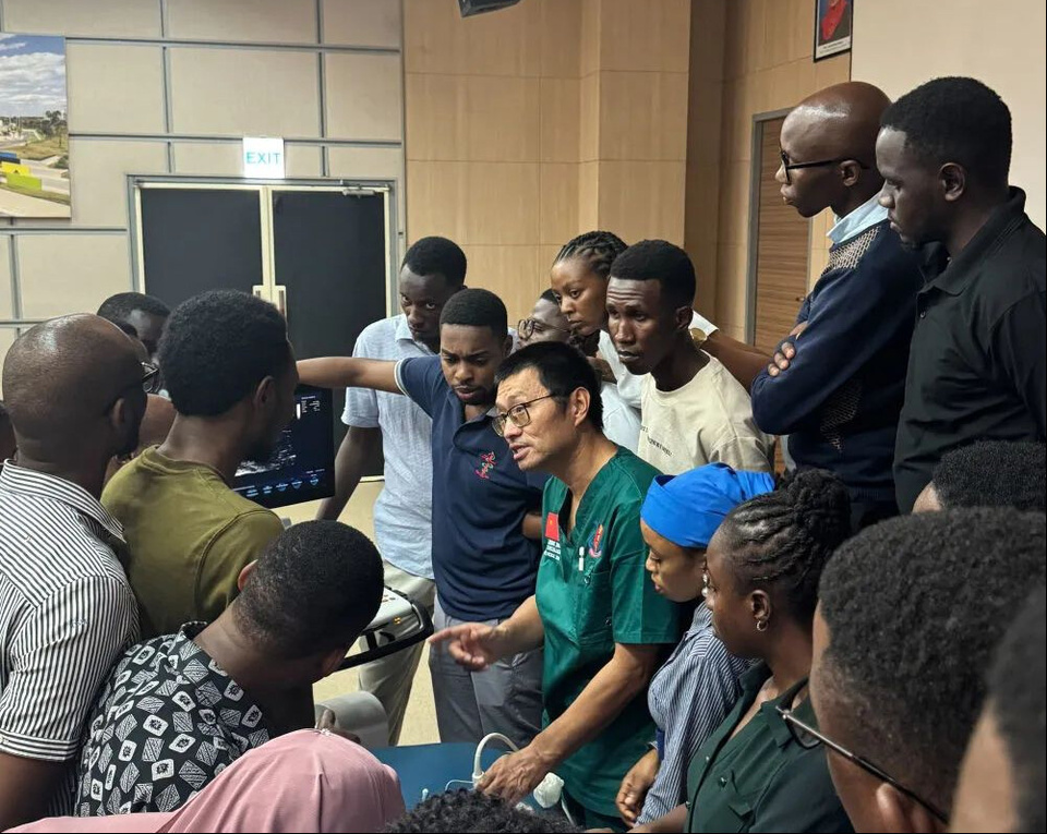 Zhang Junqiao (middle) offers a lecture for local medical students at Muhimbili National Hospital in Dar es Salaam, Tanzania. (Photos courtesy of the Chinese medical team in Tanzania)