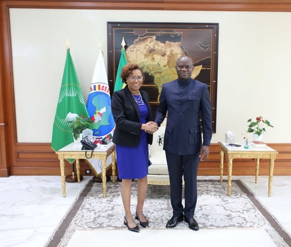 Gabon : le chef de l’Etat s’entretient avec l’ambassadeur des Etats-Unis Gabon : le chef de l’Etat s’entretient avec l’ambassadeur des Etats-Unis