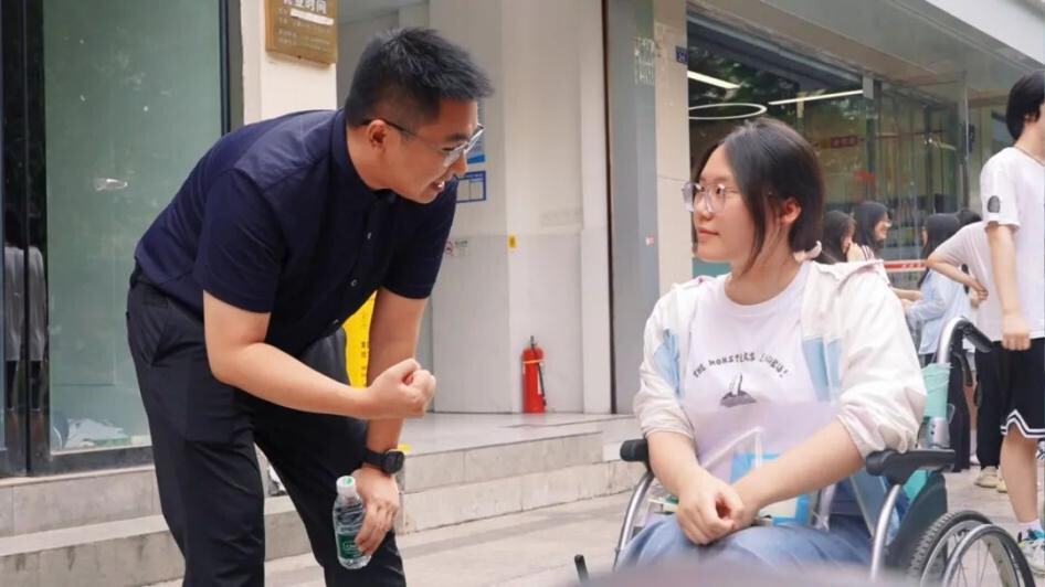 The homeroom teacher of Jiang Xintong cheers her up before gaokao. (Photo from Ziyang Guancha)