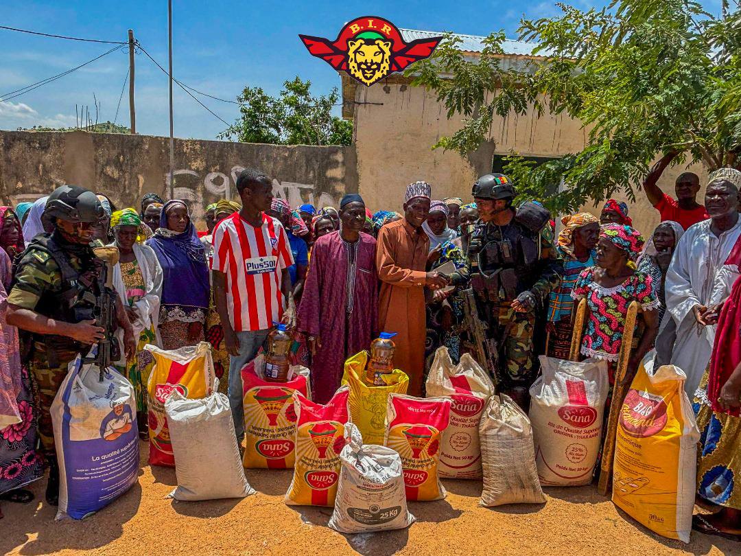 Cameroun : Le BIR distribue des vivres à Gamboura après le lancement des travaux d'un nouveau camp Cameroun : Le BIR distribue des vivres à Gamboura après le lancement des travaux d'un nouveau camp