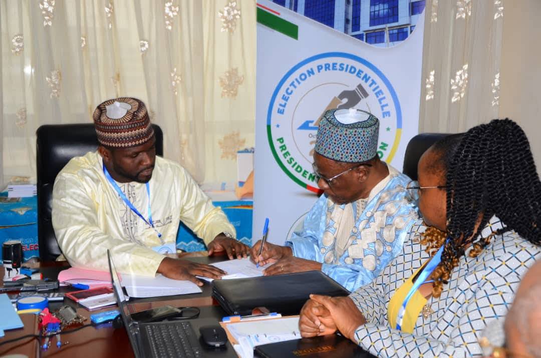 Présidentielle 2025 au Cameroun : La candidature de Maurice Kamto officiellement déposée Présidentielle 2025 au Cameroun : La candidature de Maurice Kamto officiellement déposée