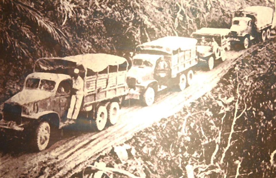 Nanyang Volunteer Drivers and Mechanics drive on the Burma Road. (Photo courtesy of the Nanyang Volunteer Drivers and Mechanics Memorial Hall)